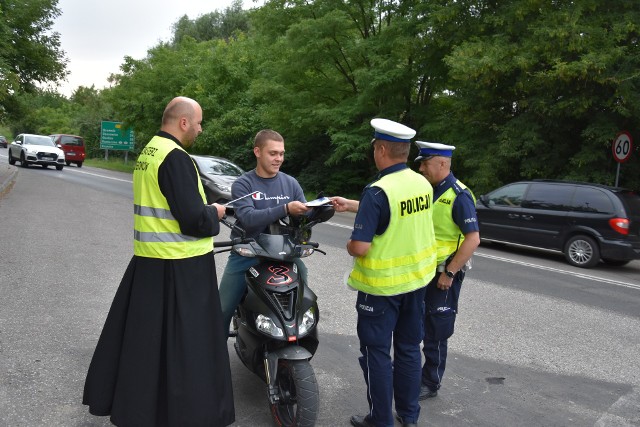 Wspólny patrol księdza i tarnowskiej drogówki na ulicy Tuchowskiej w Tarnowie