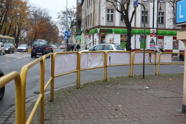 Wyborcze plakaty zasłaniają widoczność na skrzyżowaniu przy ul. Wojska Polskiego.