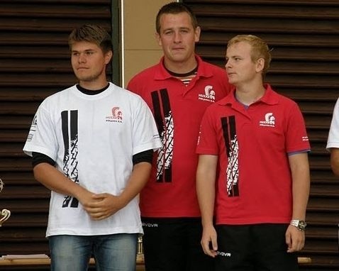 Zawodnicy Karimy Prząsław, którzy wzięli udział w mistrzostwach Polski juniorów w łucznictwie. Na zdjęciu od lewej: Jędrzej Karoń, Piotr Nowak oraz Paweł Olszewski.