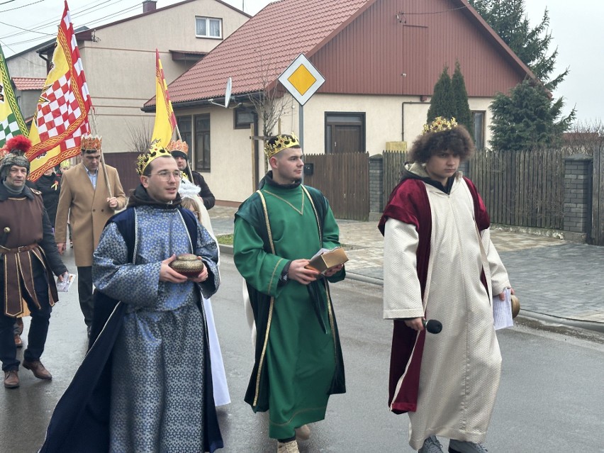 Niezwykły Orszak Trzech Króli przeszedł ulicami Koprzywnicy....