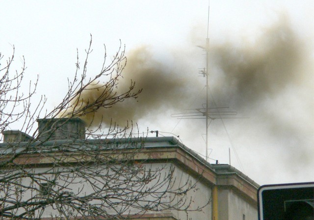 Kontrole przeprowadzane przez Straż Miejską w Radomiu wykazują, że zanieczyszczenia powietrza pochodzą w Radomiu nie tyle ze spalania toksycznych odpadów, co używania złej jakości węgla.