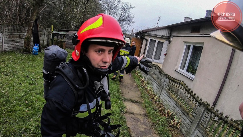 Policjant z Zakładu Kynologii Policyjnej w Sułkowicach z narażeniem życia uratował 87-latka z płonącego domu w Polesiu w okolicach Łowicza