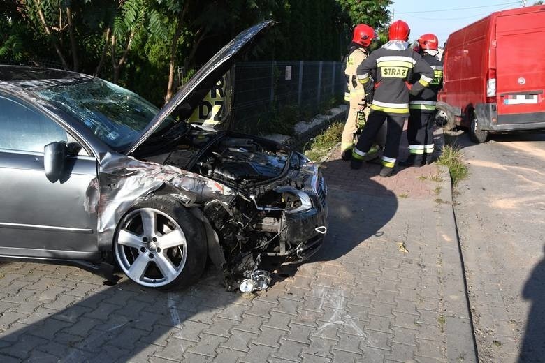 Osobowy samochód audi i dostawczy fiat ducato zderzyły się...