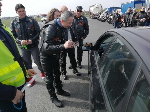 W powiecie inowrocławskim  można było spotkać ostatnio nietypowy patrol. Obok policjantów ruchu drogowego w jego skład wchodzili również  motocykliści z Rider's Club Inowrocław.  Akcja przebiegłą pod hasłem nazwę „Patrz w lusterka - motocykle są wszędzie”. Jej celem było zwrócenie uwagi  zmotoryzowanych na motocyklistów i związane z tym kwestie bezpieczeństwa. Powodem wielu wypadków z udziałem motocyklistów jest brak należytej uwagi kierowców samochodów, którzy podczas manewrów nie spoglądają w lusterka. Dlatego miłośnicy motocykli prowadząc akcję uświadamiali kierowców, przyklejając za ich zgodą, na szybie pojazdów specjalne naklejki.