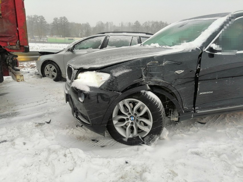 S8. Wypadek między węzłami Turzyn i Skuszew, kilka kolizji w rejonie węzła Lucynów 8.02.2021. Zdjęcia