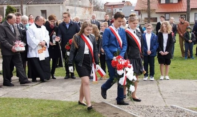 Podczas rocznicowych uroczystości w Nowym Korczynie, jako pierwsze złożyły kwiaty przed obeliskiem delegacje młodzieży.
