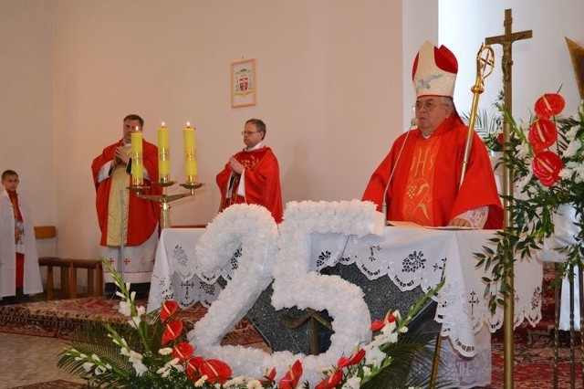 Z okazji 25-lecia parafii w Kotomierzu mszę św. odprawił ks. biskup Jan Tyrawa