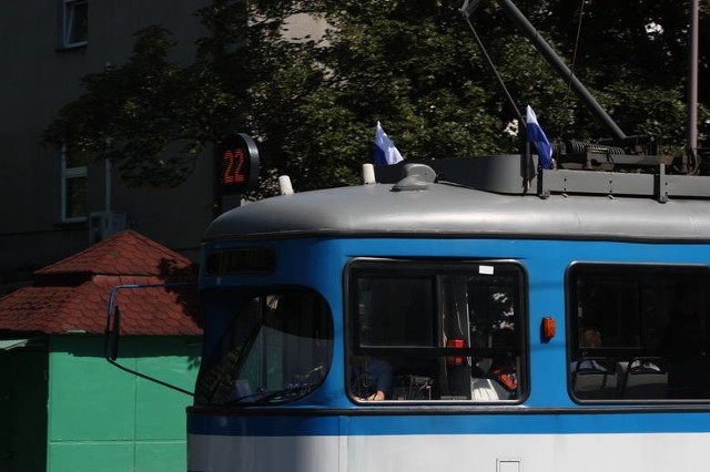 Kraków. Flagi biało-niebieskie na autobusach i tramwajach