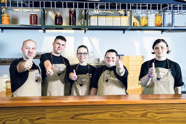 Krzysztof Skrzypski (pierwszy od lewej) wraz z pracownikami kawiarni. W przyszłości liczba zatrudnionych ma się powiększyć
