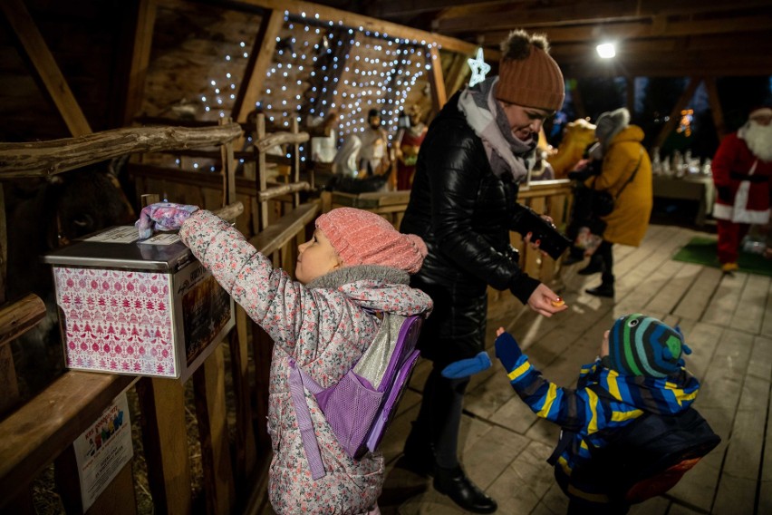 Bożonarodzeniowa szopka na Rynku Kościuszki przyciąga zainteresowanie mieszkańców. Szczególnie cieszą się z niej najmłodsi (ZDJĘCIA)