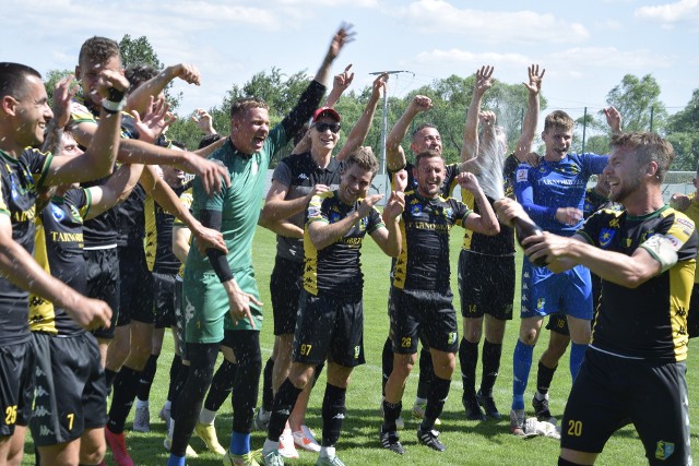 Ogromna radość w Siarce Tarnobrzeg po awansie do drugiej ligi! Zobacz, jak piłkarze cieszyli się razem z kibicami na stadionie i później w szatni!