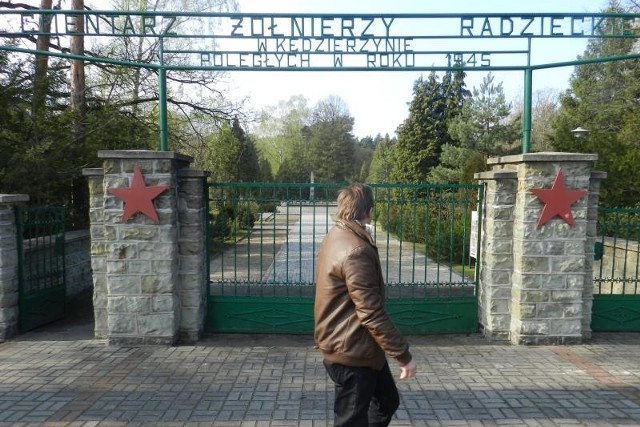 Cmentarz Armii Czerwonej w Kędzierzynie-Koźlu. W zbiorowych i pojedynczych mogiłach pochowano tu ponad 18 tys. radzieckich żołnierzy poległych w 1945 r.