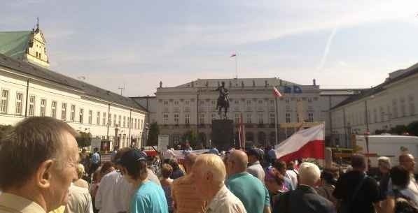 Za godzinę przenoszą krzyż sprzed Pałacu Prezydenckiego.