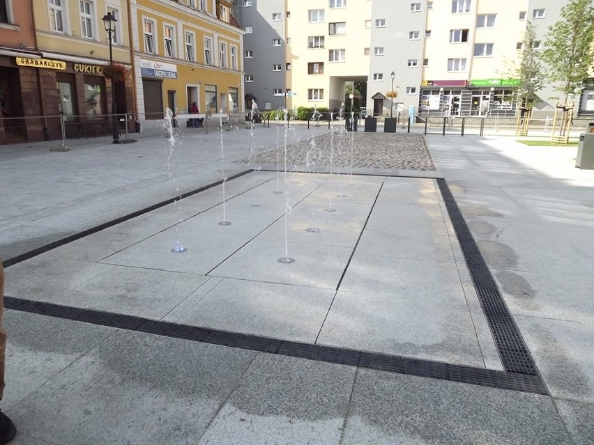 Fontanna, zieleń… Tak odnowili Rynek w mieście pod Wrocławiem