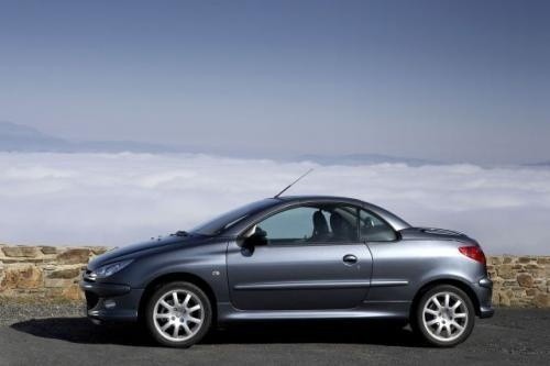 Fot. Peugeot: Składanie lub wyjmowanie dachu w Peugeocie...