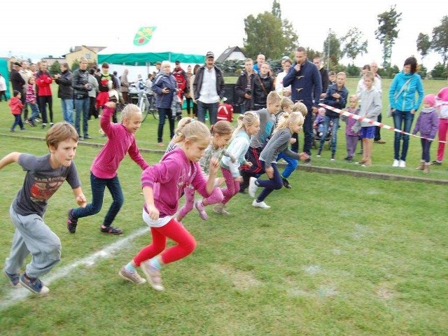 Dystanse dostosowano do wieku biegaczy. Przedszkolaki biegły na 200 metrów, młodsi uczniowie na 400 i 600 metrów, młodzież na 800-1200 metrów.  Najdłuższy był dystans biegu otwartego - 2 km.