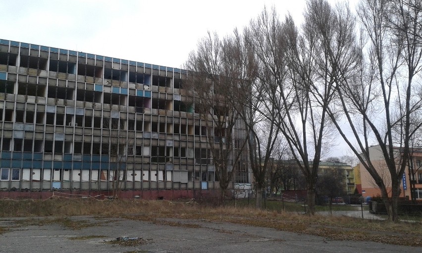 Dąbrowa Górnicza: przed sprzedażą MZBM zabiera z dawnej szkoły drzwi, okna i armaturę [FOTO]