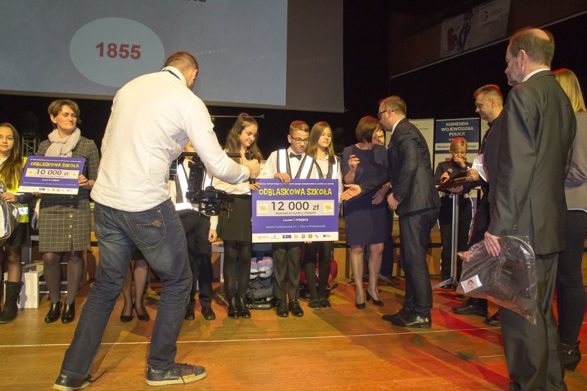 Pierwsza nagroda dla szkoły z Przeciszowa w Małopolskim Konkursie "Odblaskowa Szkoła"