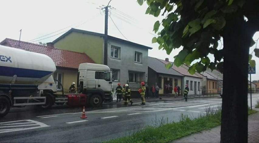 Ciężarówka przejechała przez barierki ochronne i uszkodziła...