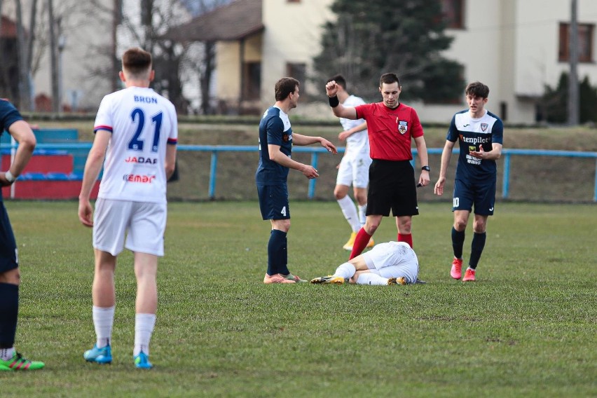 KS Wasilków przegrał z Bronią Radom 0:2 tracąc dwa gole w...
