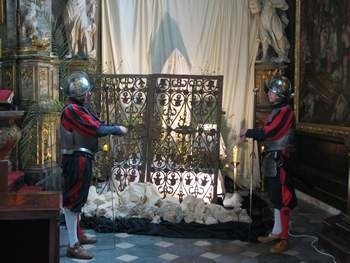 Wartę przy Grobie Pańskim w sandomierskiej katedrze pełnią rycerze.