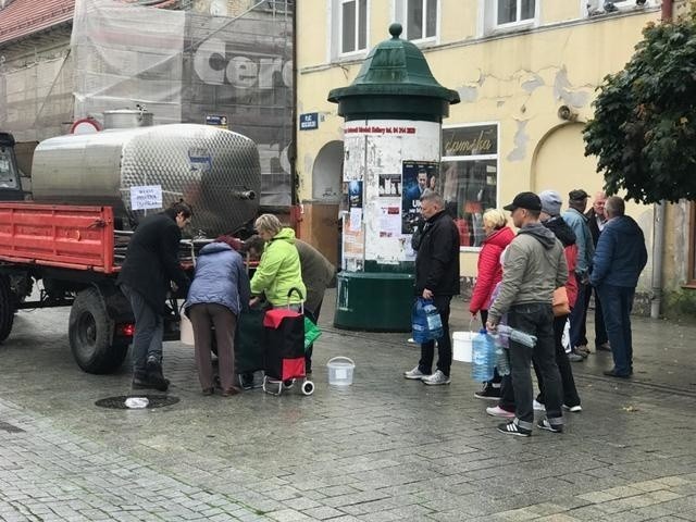 W Darłowie woda w kranach wciąż nie nadaje się do spożycia....