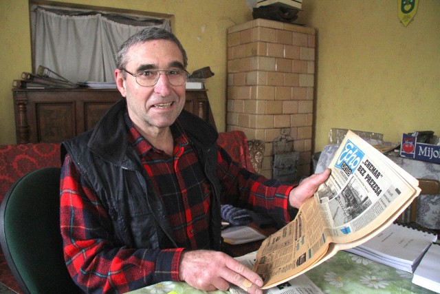 Janusz Bednarz sołtysem Radlina jest od 32 lat. W swojej roboczej kancelarii gdzie wciąż pracuje ma pisma urzędowe, ale także stare i aktualne wydania gazety "Echo Dnia".