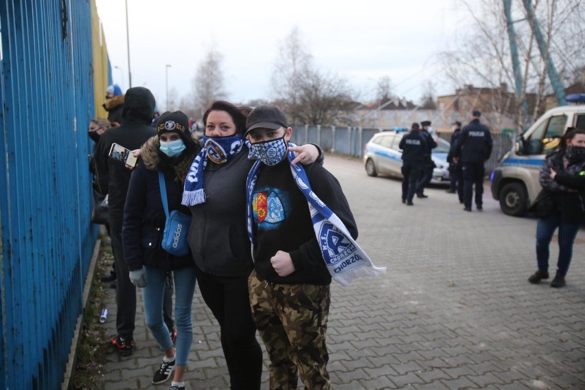 Kibice Ruchu Chorzów podczas meczu z Foto-Higieną Gać...