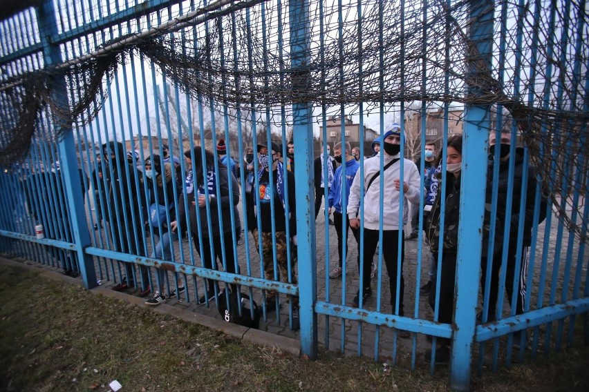 Kibice Ruchu Chorzów podczas meczu z Foto-Higieną Gać...