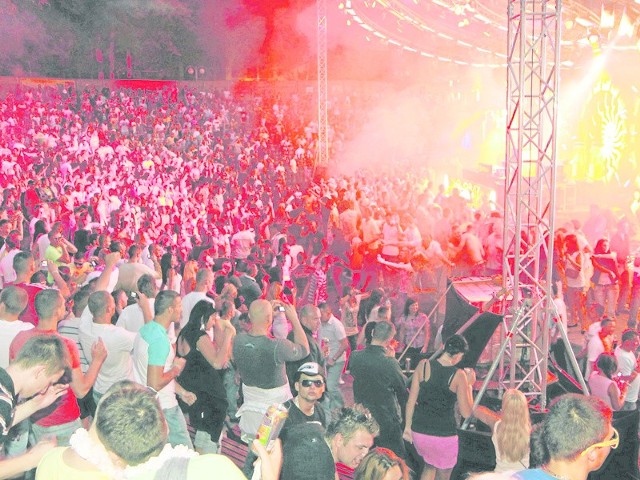 Zgodnie z policyjnymi przewidywaniami, w czasie Sunrise Festival przez miasto może się przewinąć nawet ok. 50 tys. miłośników muzyki elektronicznej. Tu festiwal w roku 2010 .