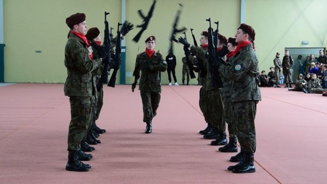 Reprezentacja Zespołu Szkół Ponadgimnazjalnych w Kościelcu zajęła pierwsze miejsce w II Wojewódzkim Przeglądzie Musztry Klas Mundurowych w Kruszwicy. Na kolejnych miejsca uplasowały się: Zespół Szkół Ponadgimnazjalnych w Bielicach, Zespół Szkół Ponadgimnazjalnych w Kruszwicy, Liceum Ogólnokształcące Mundurowe przy ZSP w Kruszwicy oraz Zespół Szkół Niepublicznych w Gąsawie. Konkurs był kwalifikacją do zmagań ogólnopolskich. Zorganizowano go w Hali Widowiskowo-Sportowej Zespołu Szkół Ponadgimnazjalnych w Kruszwicy.