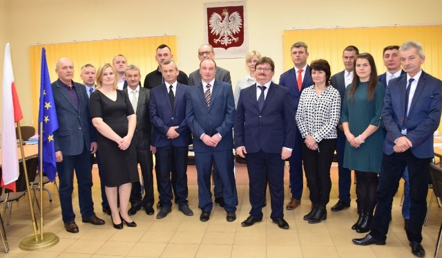 Rada Gminy Radków kadencji 2018-2023 z byłym i nowy wójtem.