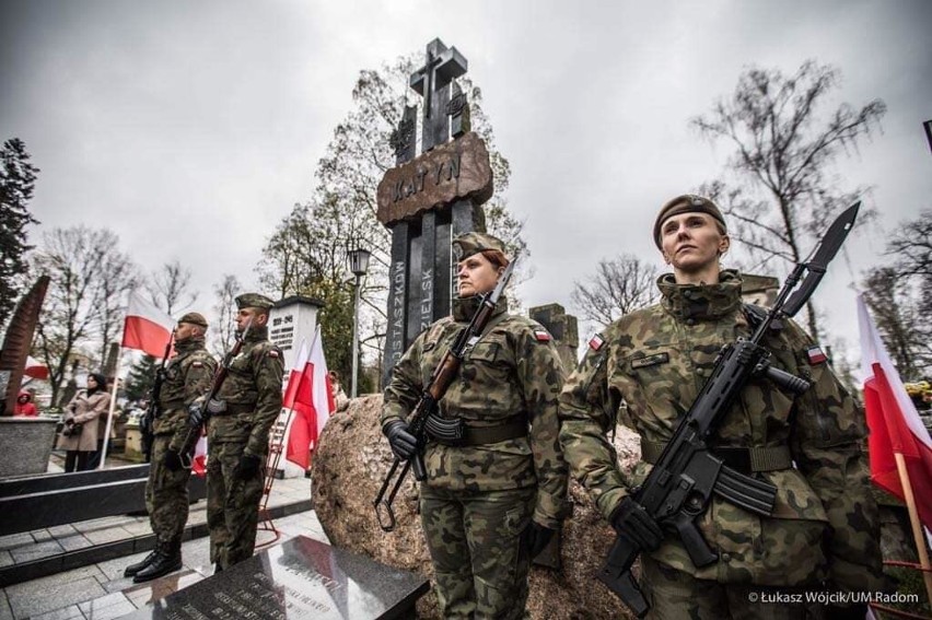 Uczcili pamięć pomordowanych w Katyniu. Urtoczystości pod pomnikiem na cmentarzu w Radomiu