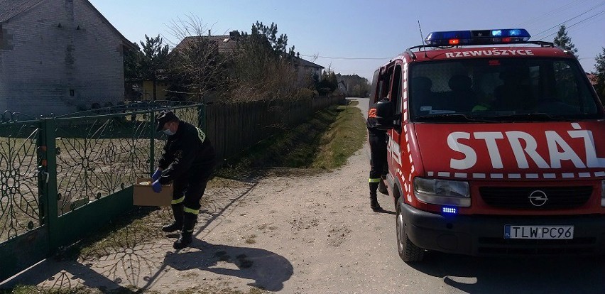 Włoszczowscy strażacy wyjeżdżali w ciągu miesiąca do blisko 50 pożarów. Apelują - nie wypalajcie traw! (ZDJĘCIA, WIDEO)