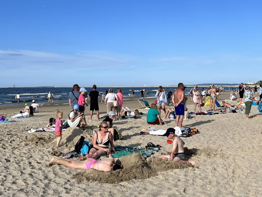 Turyści tłumnie przywitali pierwszy weekend wakacji na plaży...
