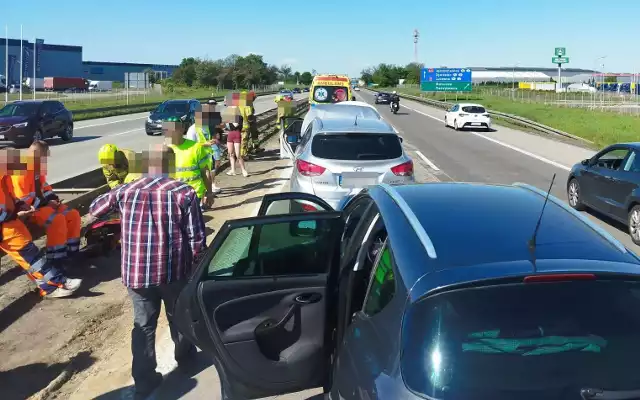 W wypadku na 148 kilometrze A4 w kierunku Legnicy wzięły udział 4 pojazdy. Korek o godzinie 12:30 ma kilkanaście kilometrów, choć działania zakończyły się tu półtorej godziny temu. Ale to nie jedyny wypadek dzisiaj.