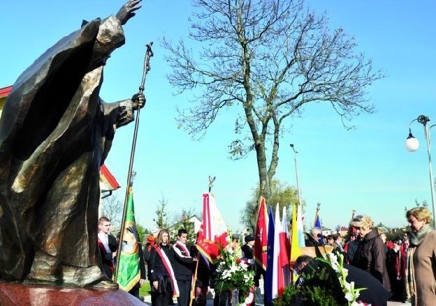 Pomnik Jana Pawła II stanął w miejscu po byłych Konsumach
