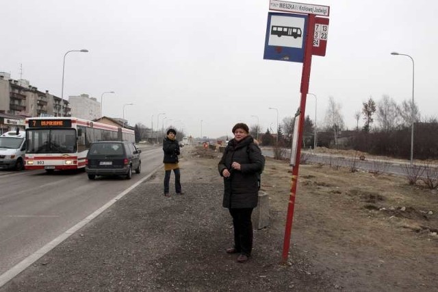 - Zmiana lokalizacji przystanku to spore utrudnienie. Teraz stoi on pośrodku osiedla, wszyscy mają blisko do domów &#8211; uważa Zofia Kolasa z osiedla Michałów.