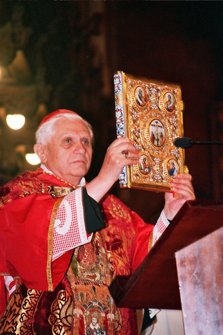 Kard. Joseph Ratzinger we Wrocławiu w 2000 roku odebrał...