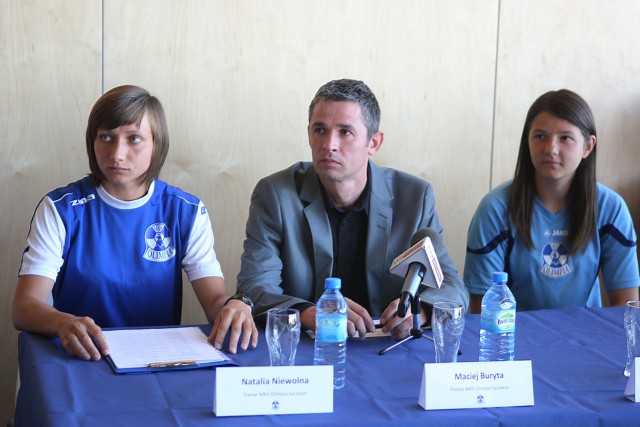 Od lewej grająca trenerka Olimpii, Natalia Niewolna, w środku prezesMaciej Buryta, z prawej bramkarka i kapitan Beata Watychowicz.