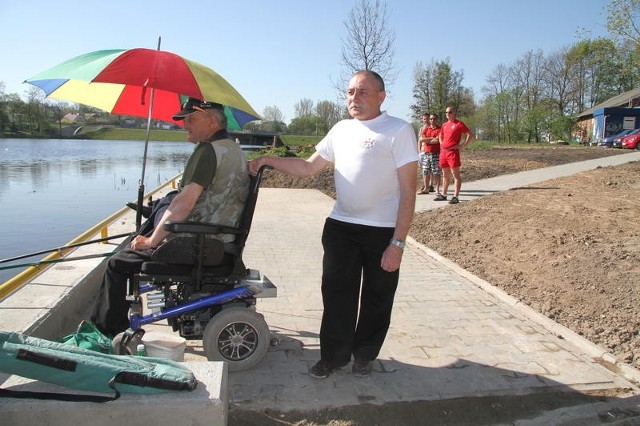Niepełnosprawny Zdzisław Szymoniak bardzo ucieszył się z tego, że teraz będzie można bezpiecznie wędkować.