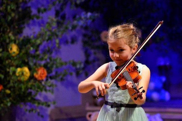 Szkoła muzyczna w Oleśnie zorganizowała XIII Festiwal Muzykujących Przedszkolaków. Zobacz, jak najmłodsi muzycy poradzili sobie na scenie.