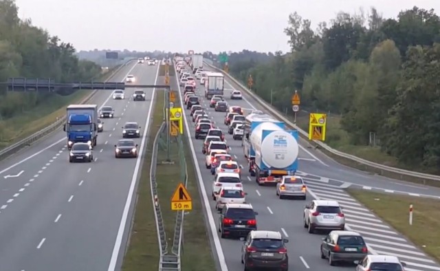 Gigantyczne korki na obwodnicy Białobrzegów. Opóźniony remont mostu na trasie S7. Prace mają być prowadzone do 6 października.