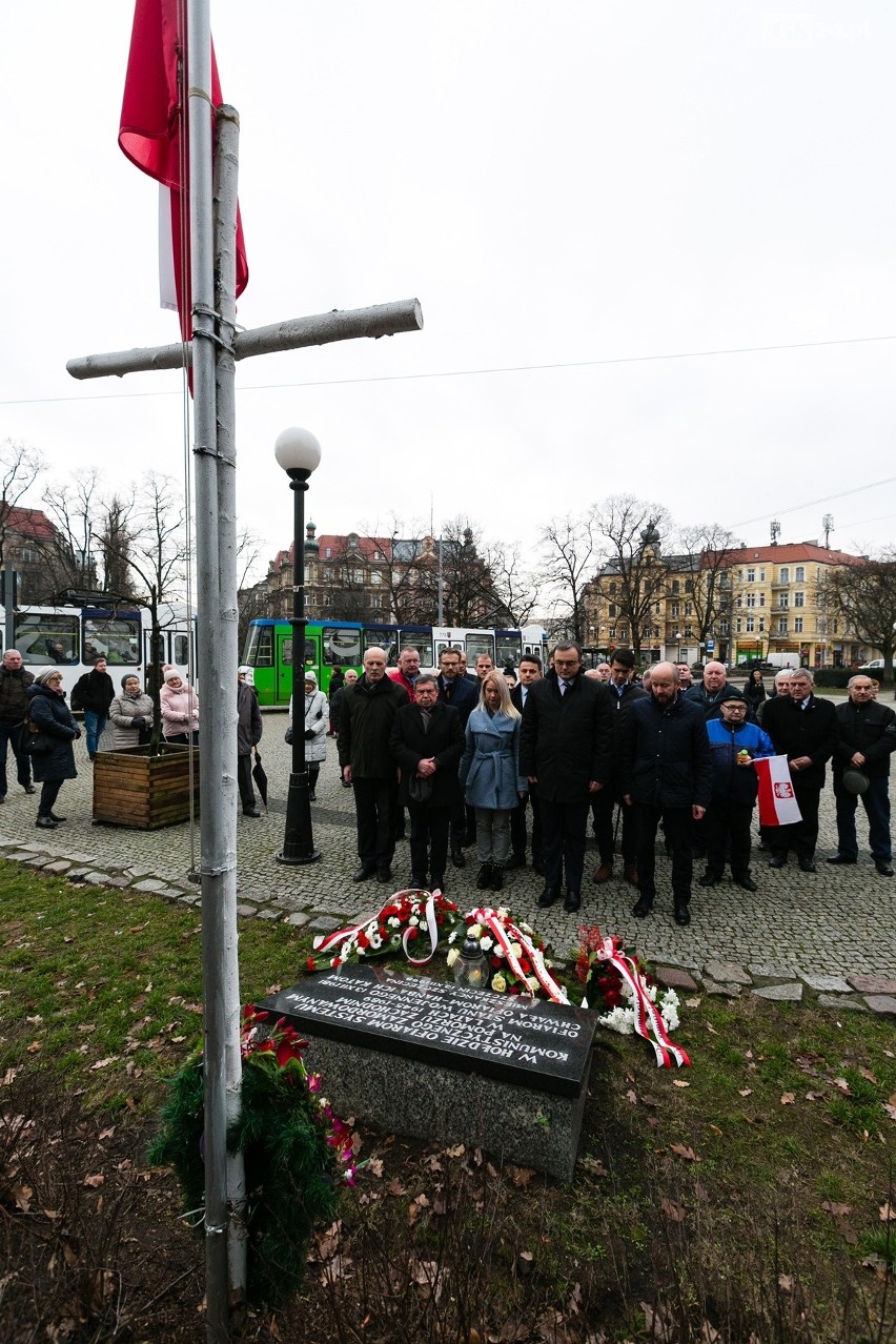 Szczecin. Kwiaty w 37. rocznicę ogłoszenia stanu wojennego