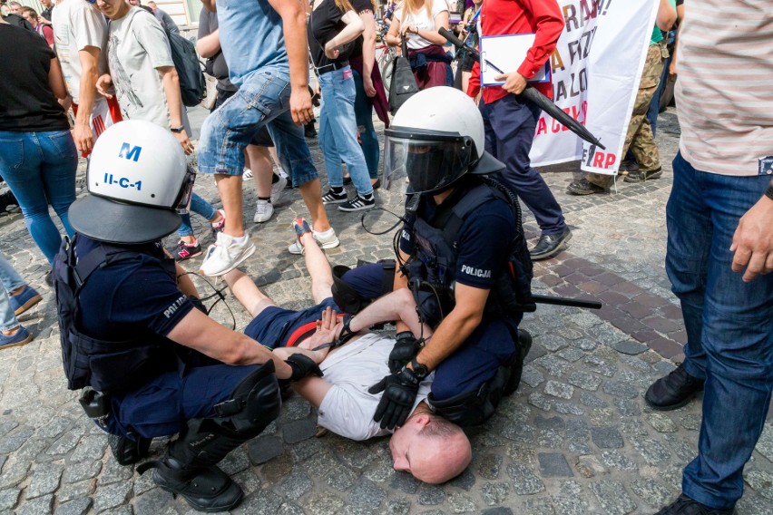 21 policjantów zajmujących się ustaleniem i identyfikacja...