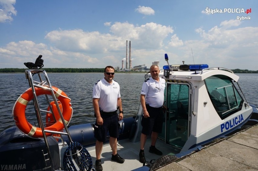 Policjanci patrolują Zalew Rybnicki z łodzi motorowej...