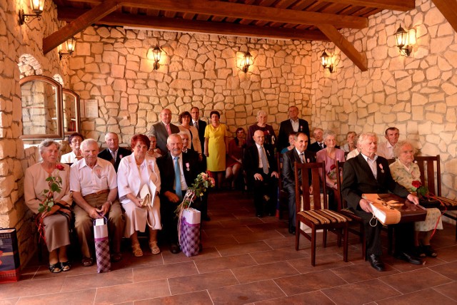 W tym roku w gminie Kije medalami za długoletnie pożycie małżeńskie uhonorowano dwanaście par, które są małżeństwem od 50 lat.