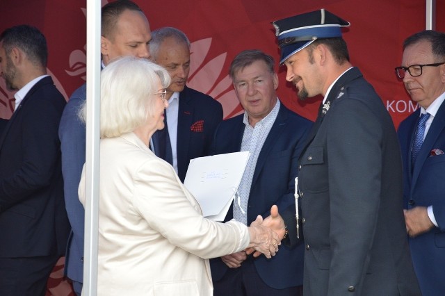 Po podpisaniu umowy gratulacje odbiera prezes zarządu jednostki OSP Stalowa Wola Charzewice Mateusz Wiśniewski
