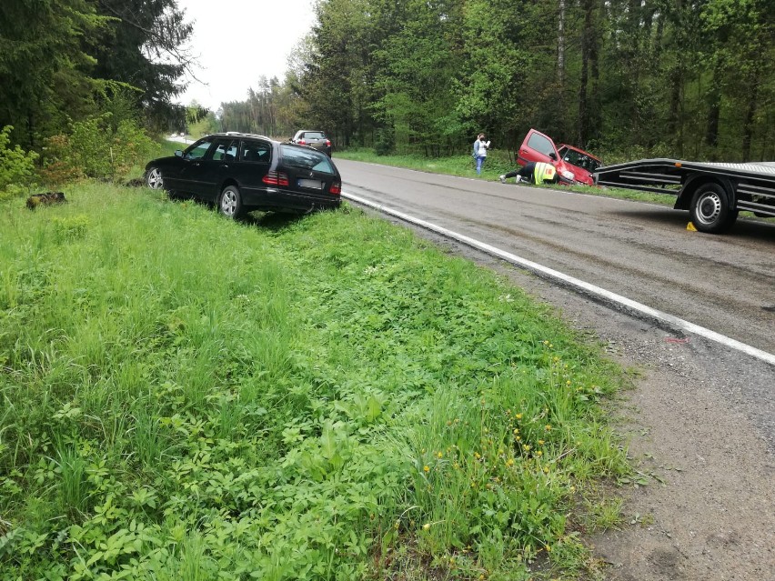 Wypadek na trasie Ełk - Regielnica. Dwa auta wpadły do rowu