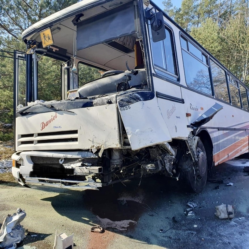 Autobus szkolny zderzył się z samochodem osobowym